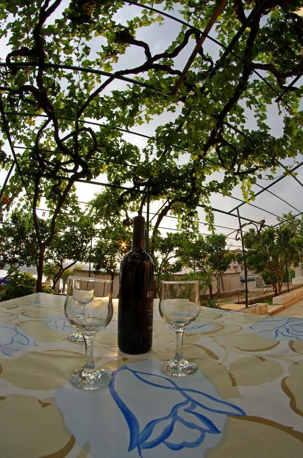 Large And Charming Apartment Near Beach With Big & Sunny Terrace Sumartin Bagian luar foto