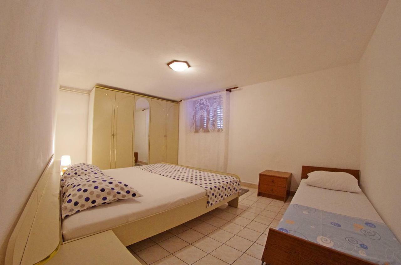 Large And Charming Apartment Near Beach With Big & Sunny Terrace Sumartin Bagian luar foto