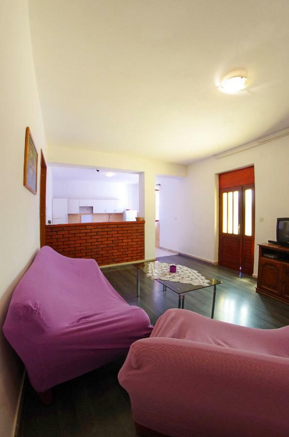 Large And Charming Apartment Near Beach With Big & Sunny Terrace Sumartin Bagian luar foto
